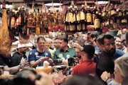 Tarcísio e Flávio Bolsonaro em visita ao Mercado Municipal de São Paulo