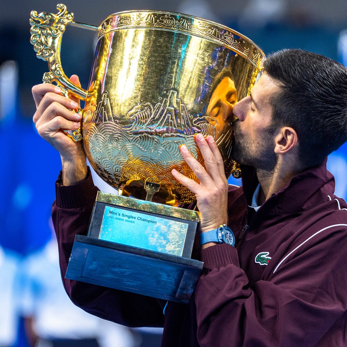 Djokovic encerra a seca de títulos com a vitória no China Open enquanto Alcaraz conquista glória no Japão