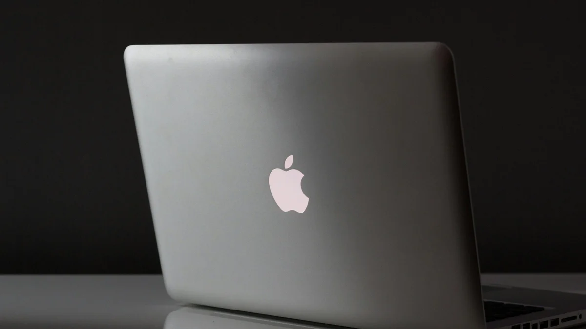 Imagem da matéria: Mais leve, mas a que custo? Novo MacBook Pro OLED gera medo de cortes em portas e bateria