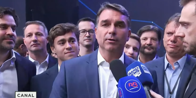 Flávio Bolsonaro (PL) em entrevista após o debate contra Lula (PT) na Band, neste domingo, 18 Foto: Reprodução/Youtube/Canal Livre