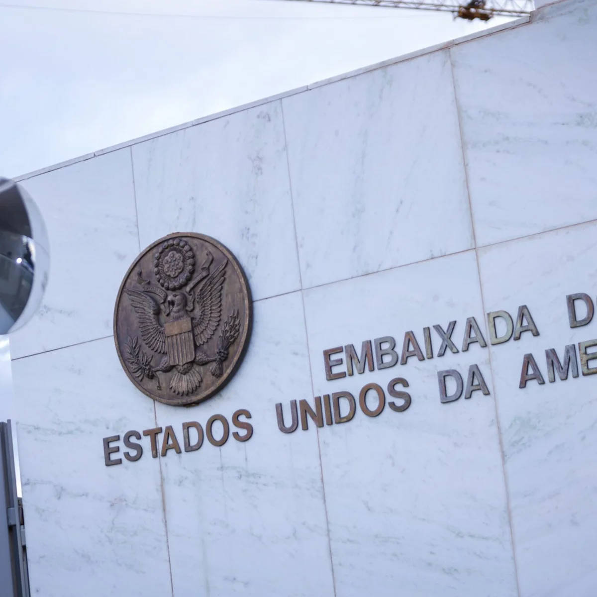 Embaixada dos EUA é alvo de ameaça e funcionários vão para home office