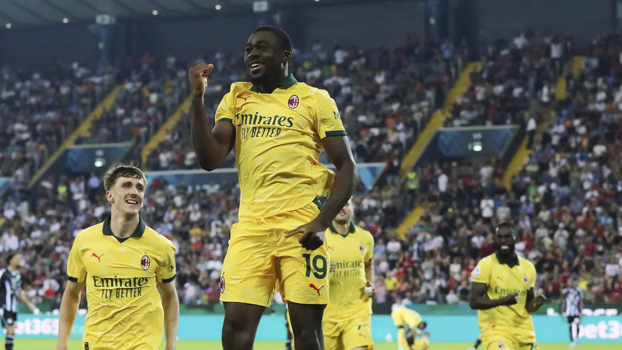 Selebrasi gelandang AC Milan Youssouf Fofana usai menjebol gawang Udinese di Bluenergy Stadium pada pekan keempat Serie A 2025/2026, Minggu (21/09/2025). (Andrea Bressanutti/LaPresse via AP)