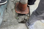 Cone sinaliza buraco na calçada recém-reformada na Rua Flor do Piauí