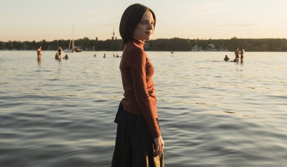 A série Nada Ortodoxa é inspirada no livro de mesmo nome da autora Deborah Feldman — Foto: Divulgação/Netflix