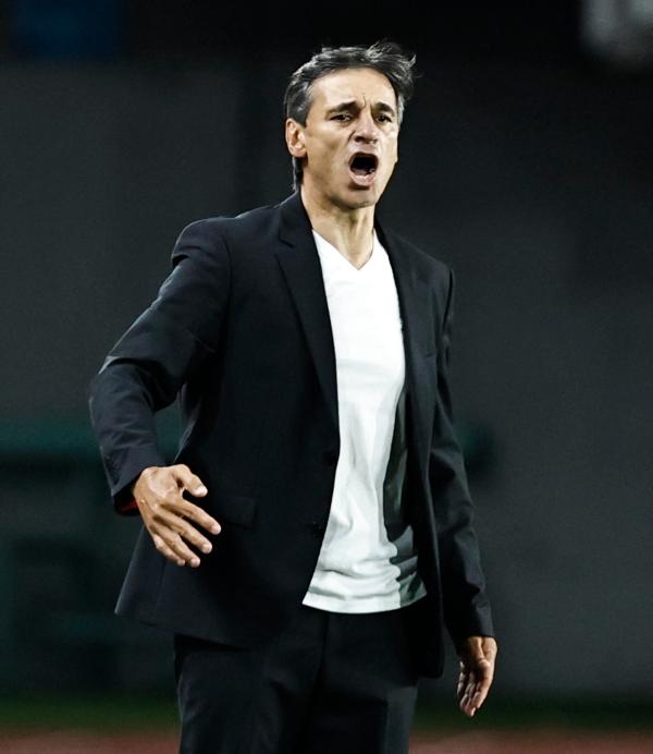 O argentino Fabián Bustos retorna ao banco do Universitario após a saída de Héctor Cúper