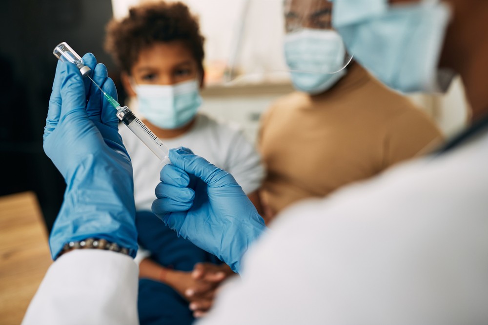 Saiba quais são as diferenças das vacinas ofertadas no SUS e na rede particular, para proteger as crianças da meningite — Foto: Magnific