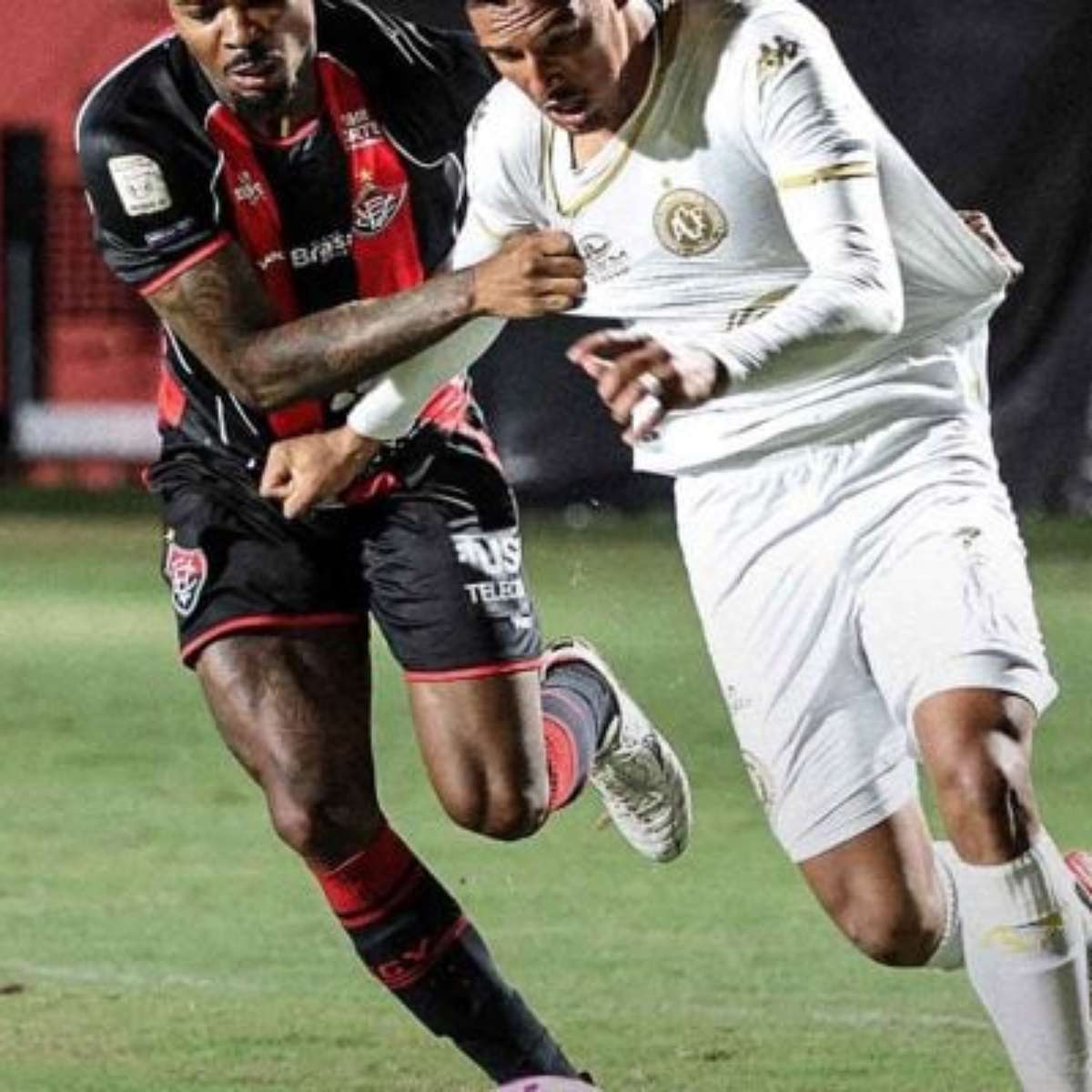 Erick e Matheuzinho comandam goleada do Vitória sobre a Chapecoense