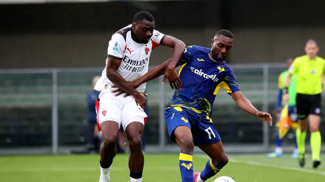 Youssouf Fofana berebut bola dengan Jean Daniel Akpa Akpro di laga Verona vs Milan di pekan ke-33 Liga Italia, Minggu (19/4/2026).