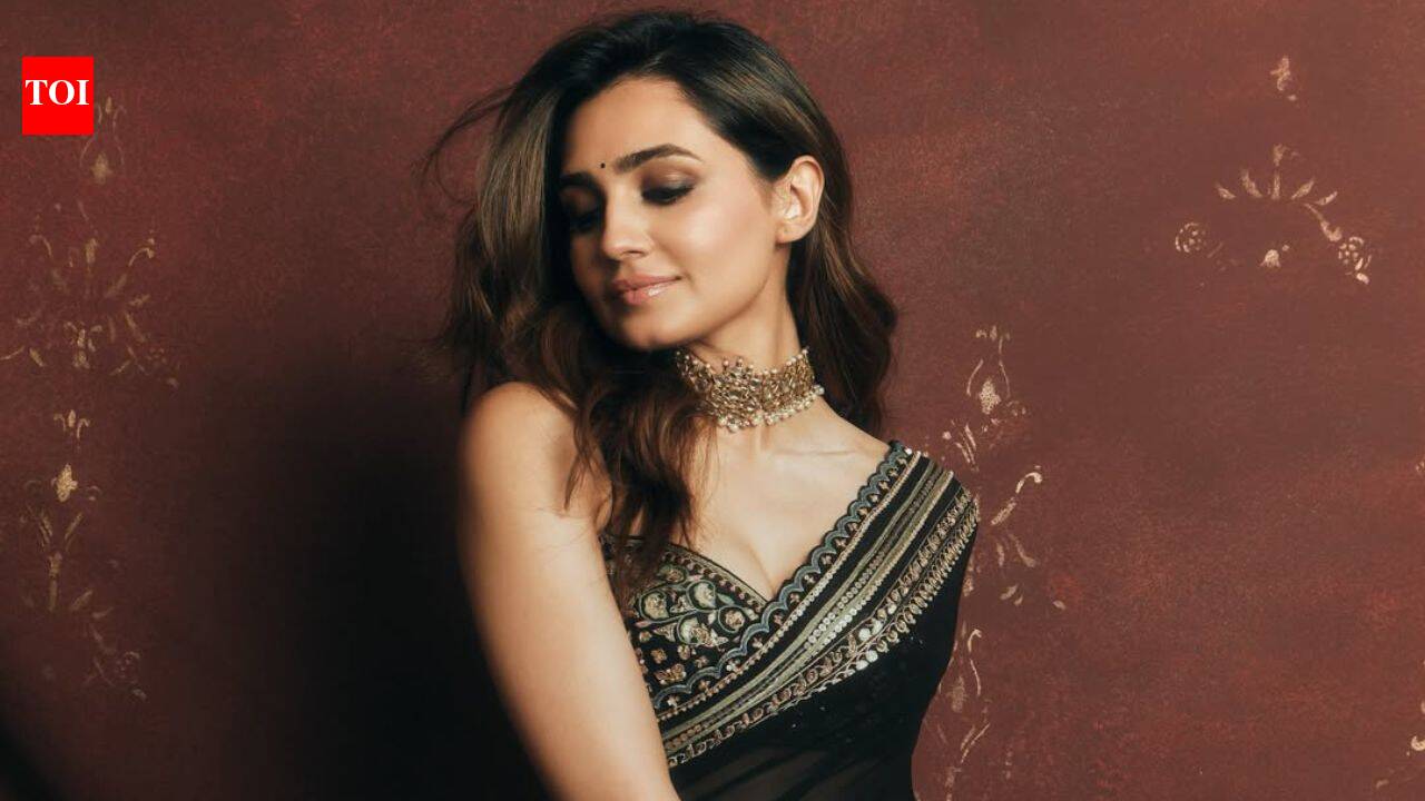 A estrela de 'Musafir Cafe', Vedika Pinto, impressiona em um saree bordado preto da Anita Dongre que custa 2,2 lakh de rupias indianas, dizendo: 'O Diwali chegou cedo este ano'