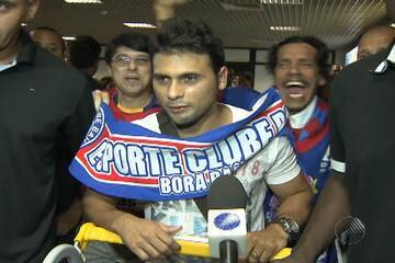 Maxi Biancucchi é recebido com festa em aeroporto de Salvador