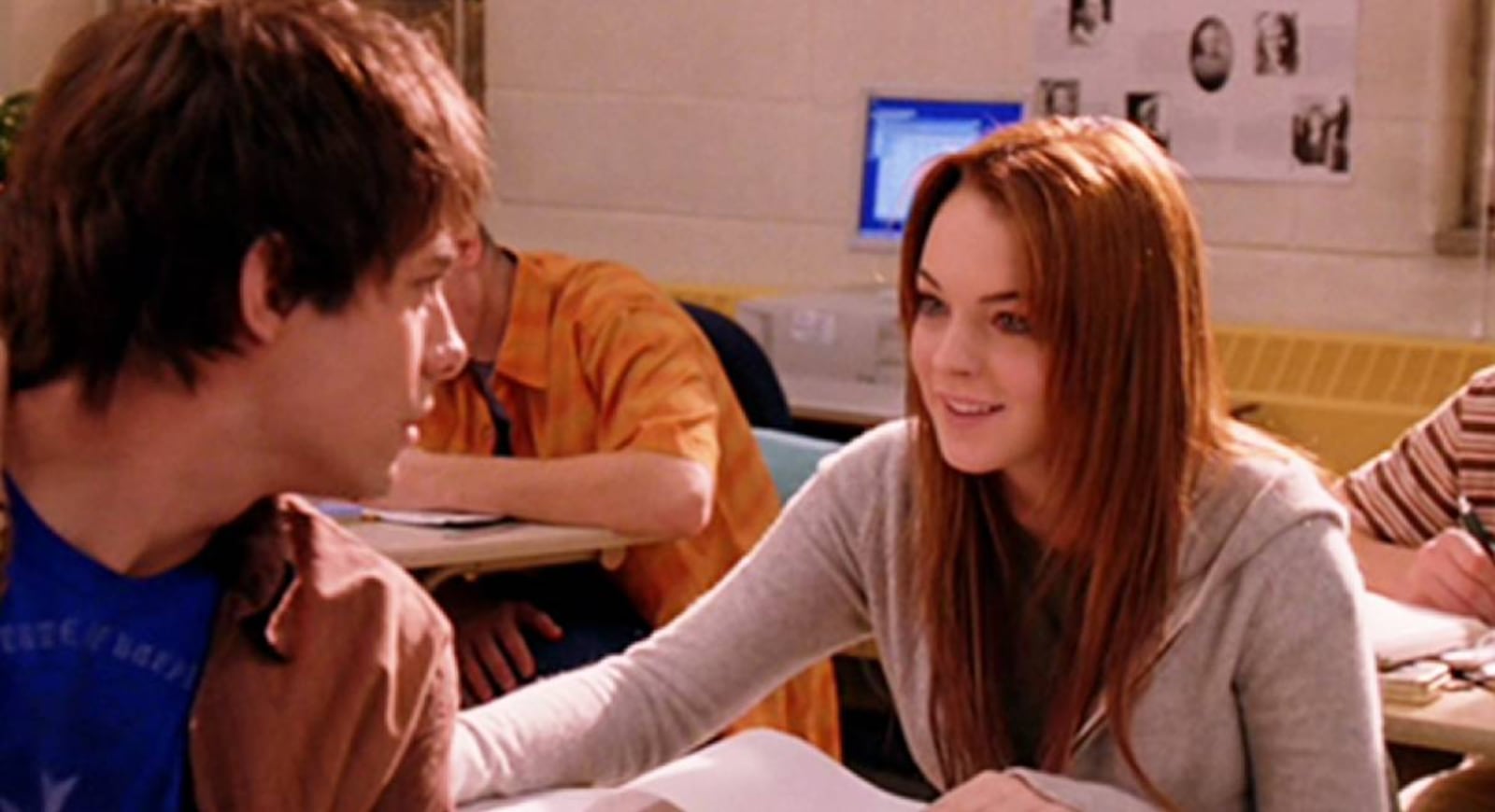 Cady (Lindsay Lohan) e Aaron (Jonathan Bennett) na cena clássica do 3 de outubro de 'Meninas Malvadas' Reprodução/'Meninas Malvadas'