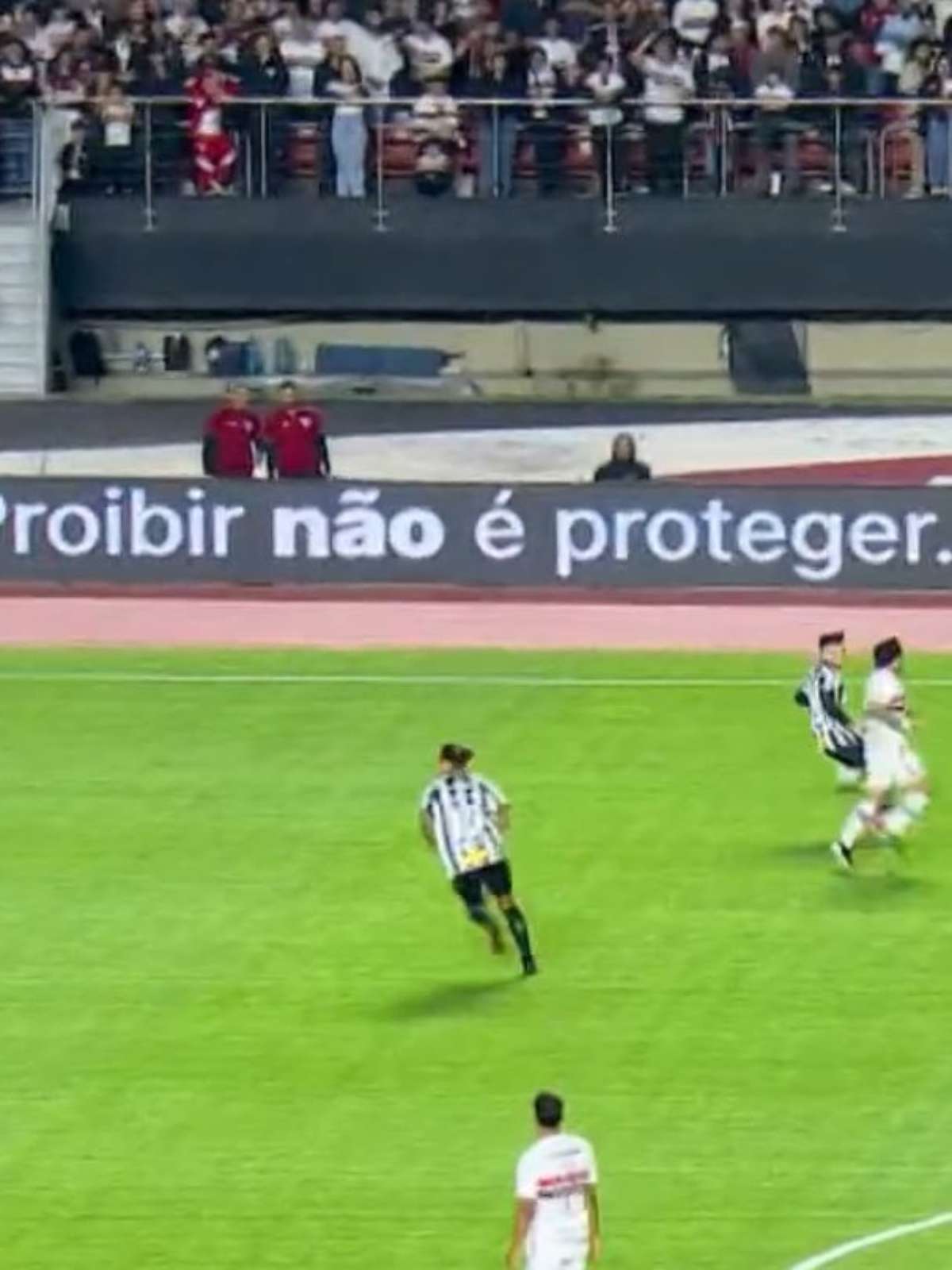Placas de publicidade no jogo em São Paulo x Santos exibem protesto contra proibição das bets