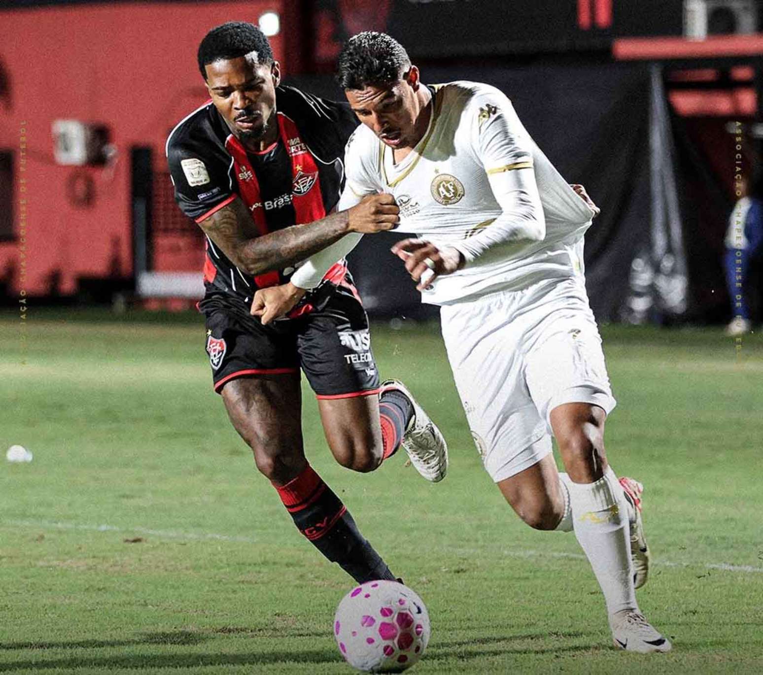 Cac&aacute;, zagueiro do Vit&oacute;ria, busca impedir avan&ccedil;o de atacante da Chapecoense, no Barrad&atilde;o &ndash;