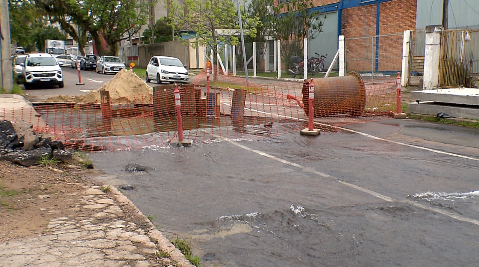 Adutora rompida em Porto Alegre Reprodução / Record Guaíba