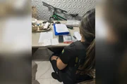 PF prende jovem de 19 anos com máscara e caderno de desenhos nazistas