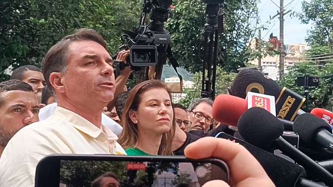 Tumulto, celebração e provocações de eleitores do PT: Flávio Bolsonaro vota em escola no RJ