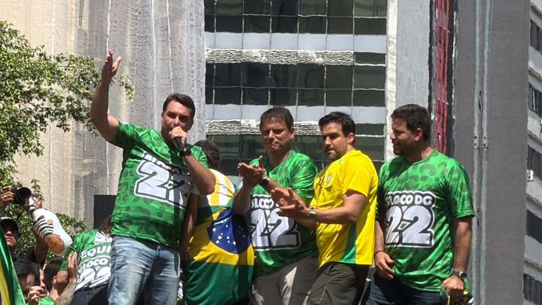 Flávio faz discurso rápido, diz que irá ‘poupar a voz’ para debate na Band em ato em SP