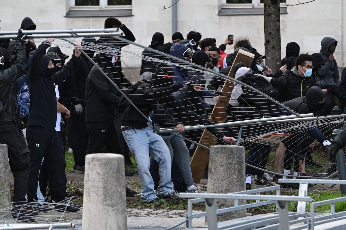 Protestos na França: 135 pessoas foram presas; polícia usa bombas para conter manifestações