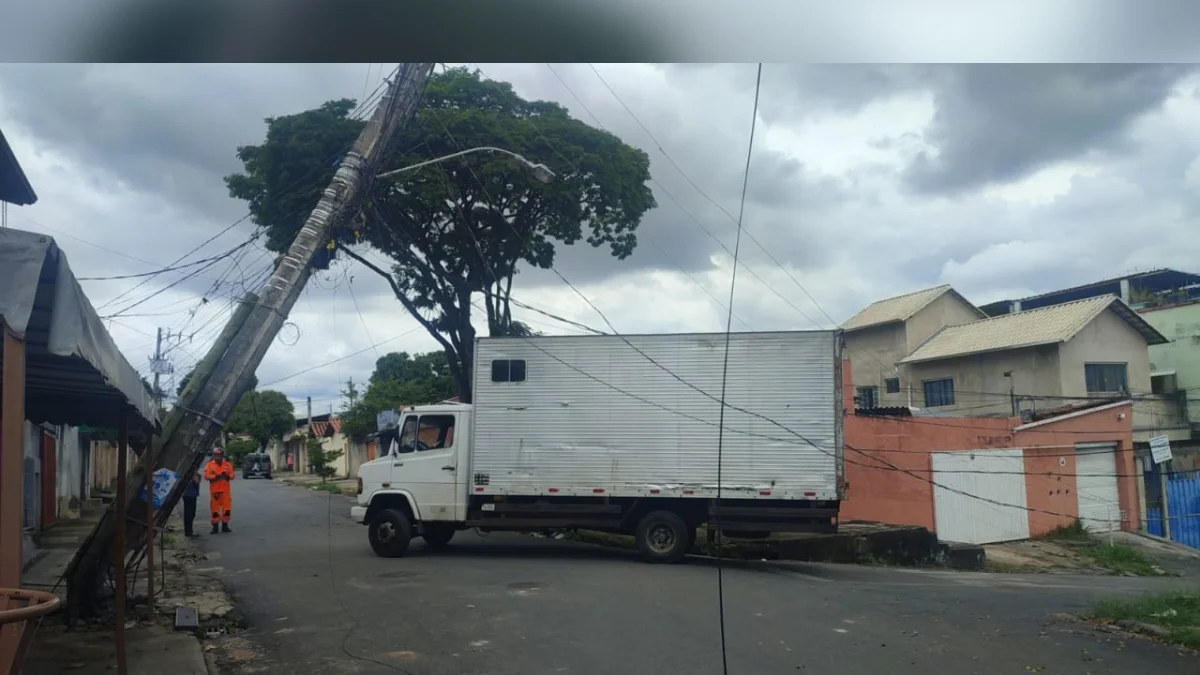 Fio de energia cai sobre caminhão e deixa três pessoas presas em BH