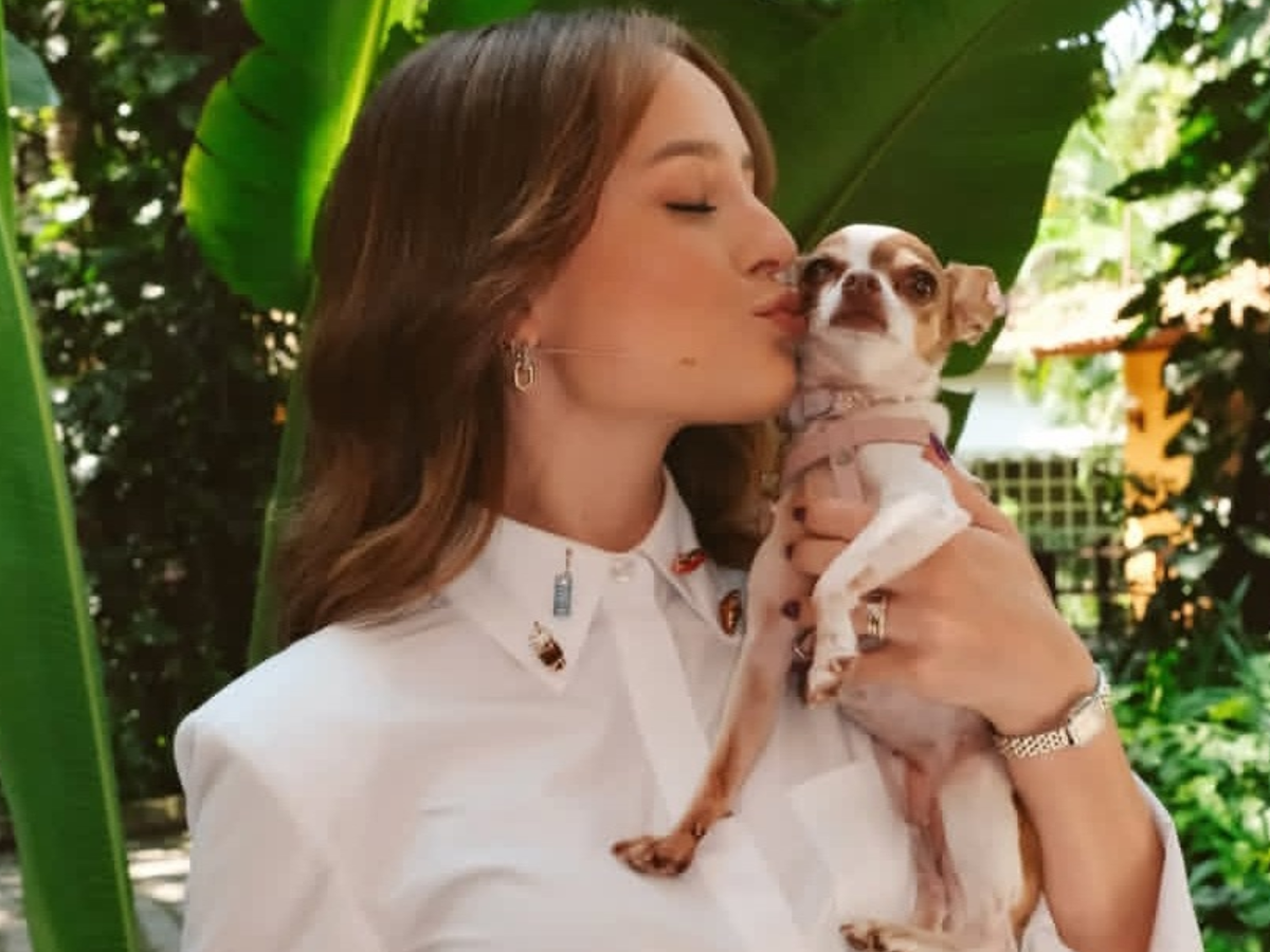 Truque de styling: Larissa Manoela atualiza camisa branca com broches para o programa 'É de Casa'