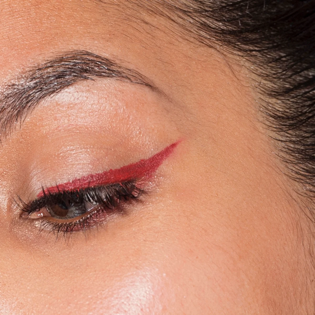 Delineado vermelho vira trend de make para o Halloween; confira inspirações