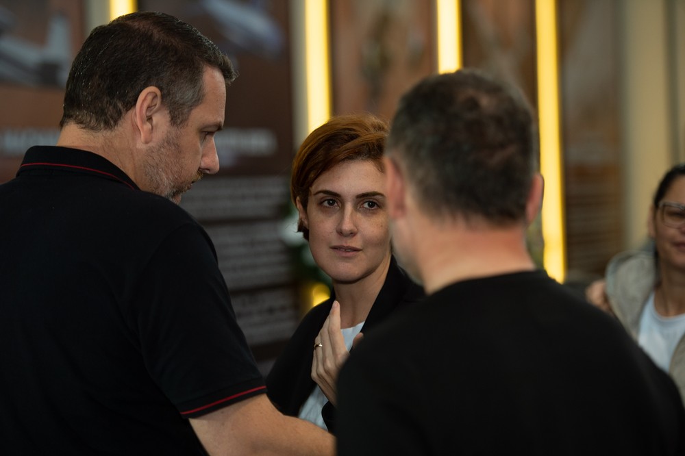 Mila Seidl no velório do marido, Lito Sousa — Foto: Eduardo Martins / Brazil News