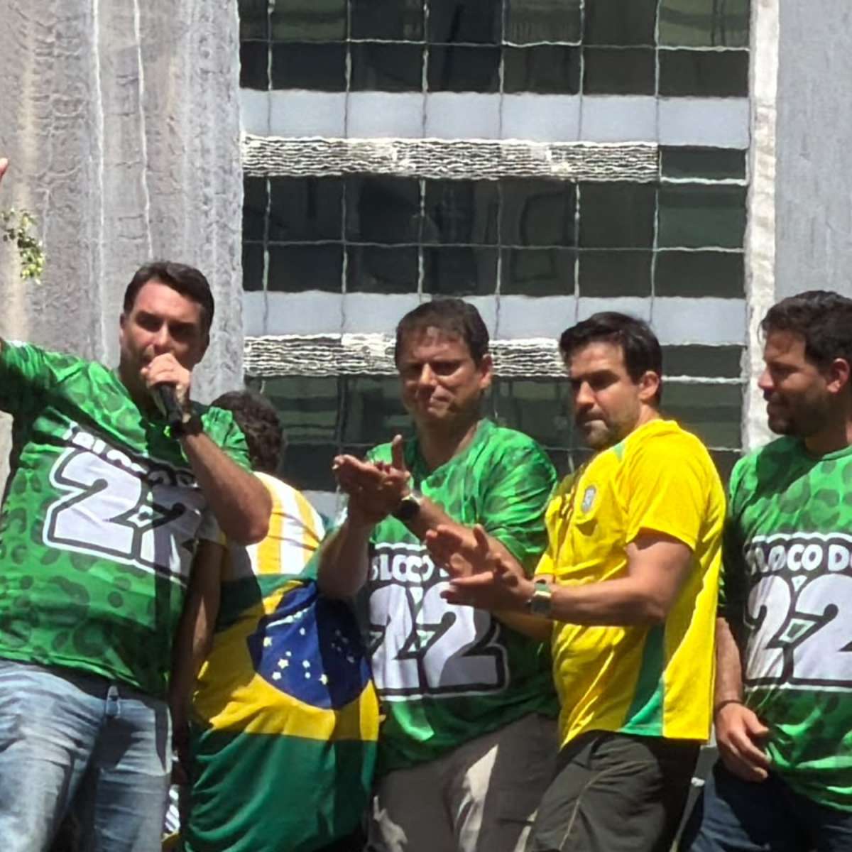Flávio faz discurso rápido, diz que irá ‘poupar a voz’ para debate na Band em ato em SP