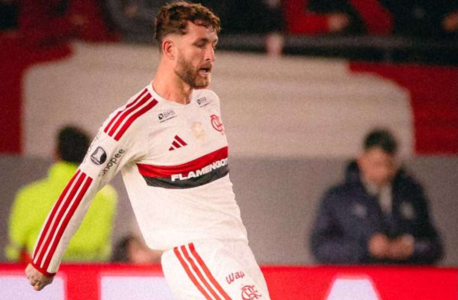 L&eacute;o Pereira em a&ccedil;&atilde;o na partida entre Estudiantes e Flamengo, pela Libertadores &ndash;
