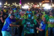 Apoiadores de Flávio fazem homenagem ao pai, Jair Bolsonaro