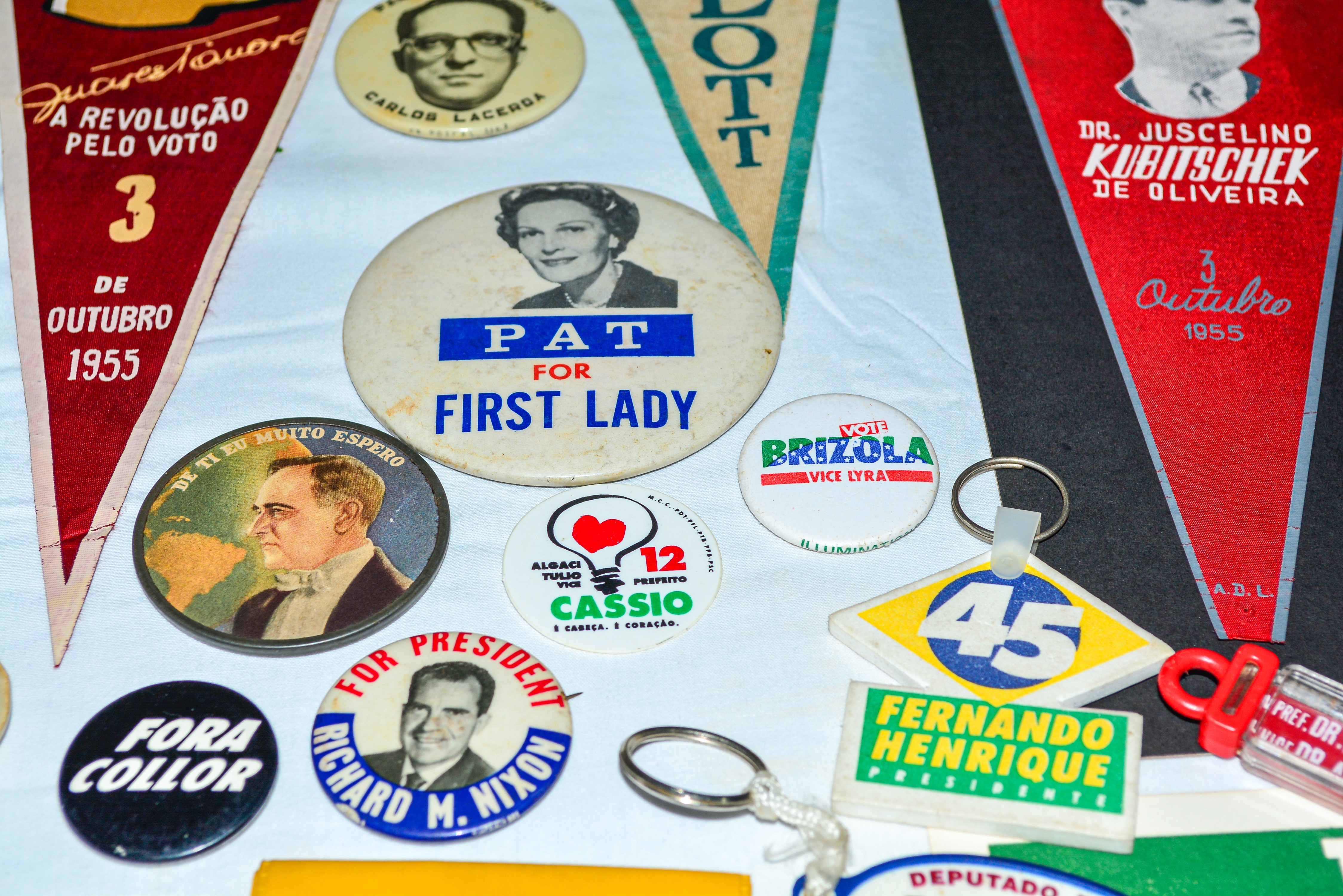 Paranaense coleciona mais de 4 mil materiais das eleições dos últimos 100 anos: 'Tem peças raras e itens proibidos'