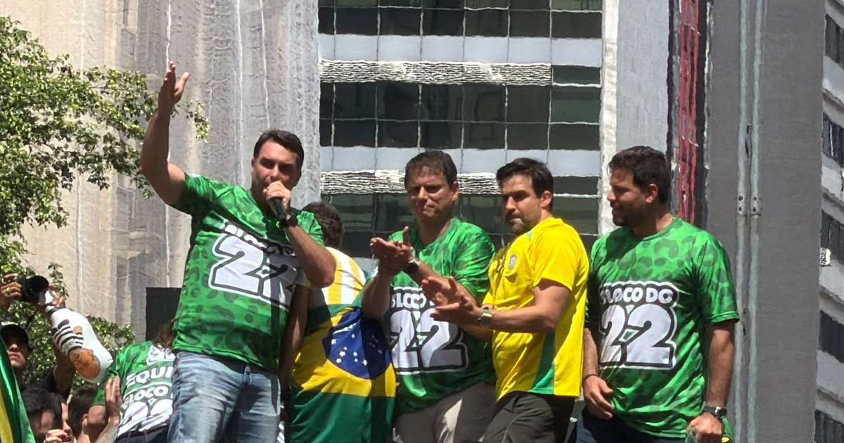 Flávio faz discurso rápido, diz que irá ‘poupar a voz’ para debate na Band em ato em SP