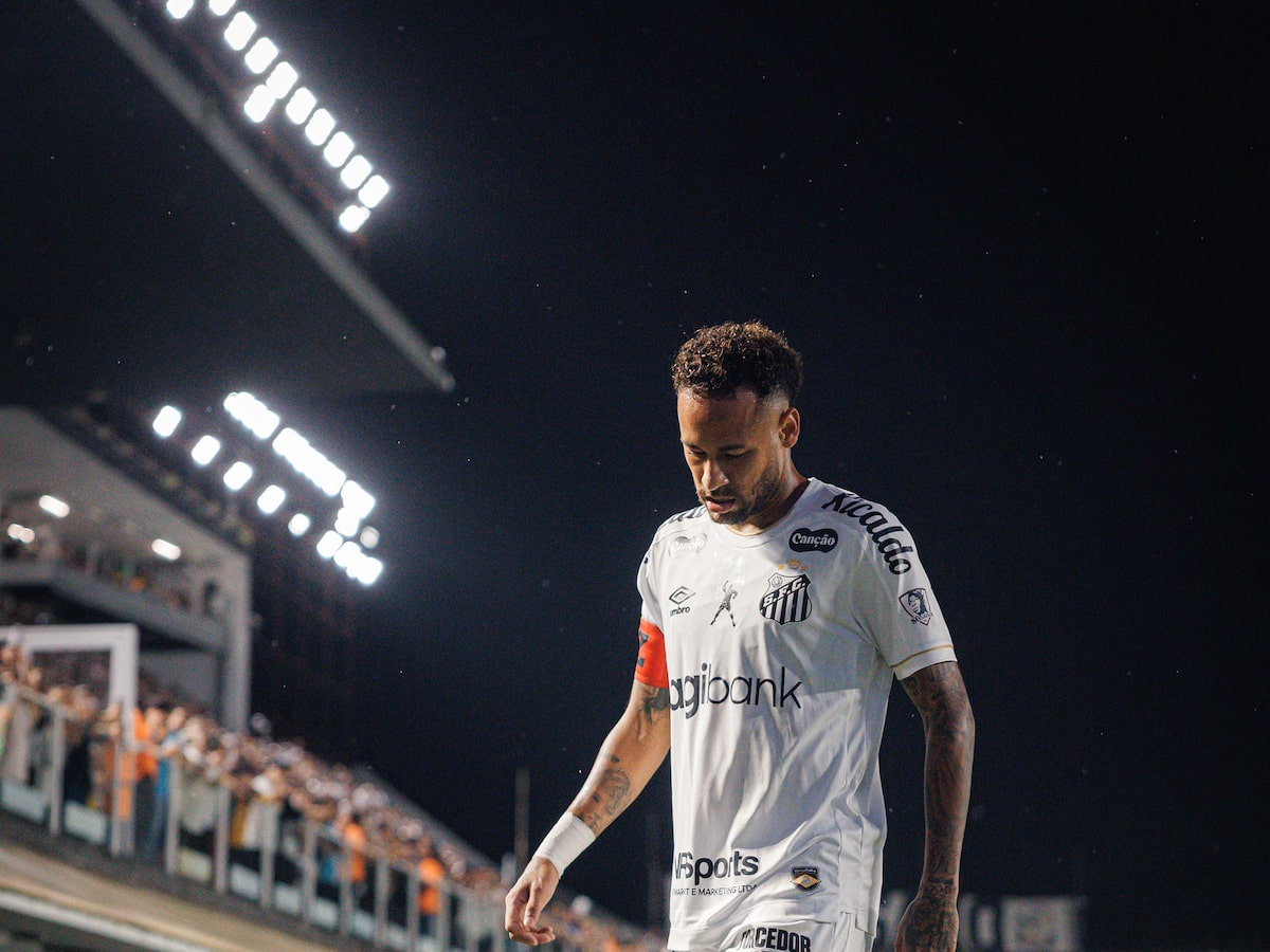 Neymar é denunciado pelo STJD por expulsão pela ‘Lei Vini Jr.’ em Santos x Bahia