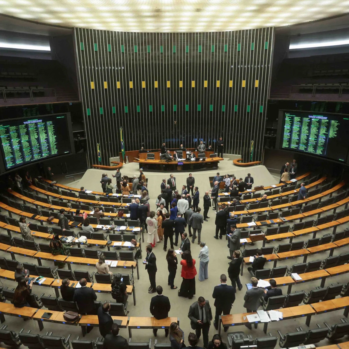 Câmara: 301 deputados se reelegem; 183 exercerão primeiro mandato