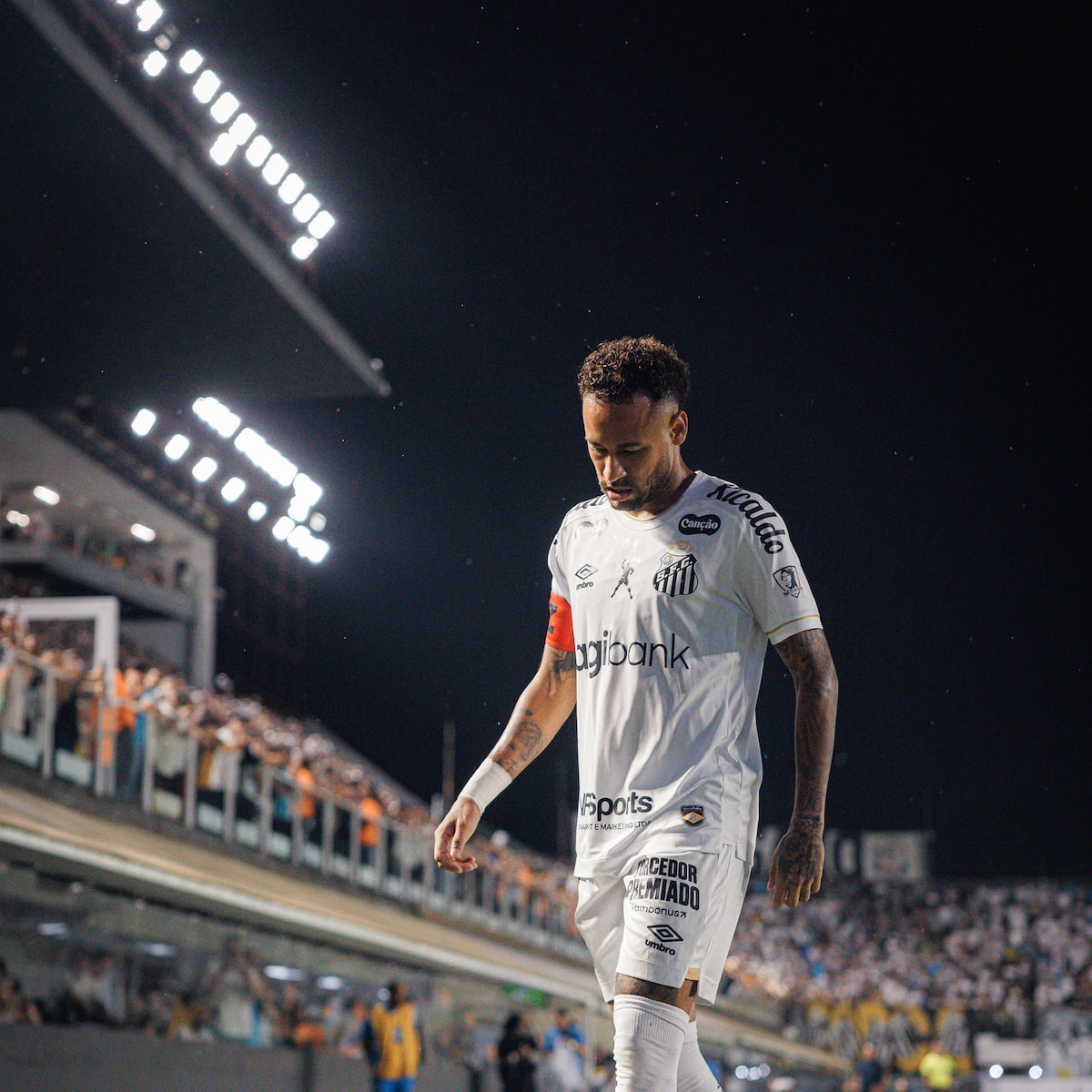 Neymar é denunciado pelo STJD por expulsão pela ‘Lei Vini Jr.’ em Santos x Bahia